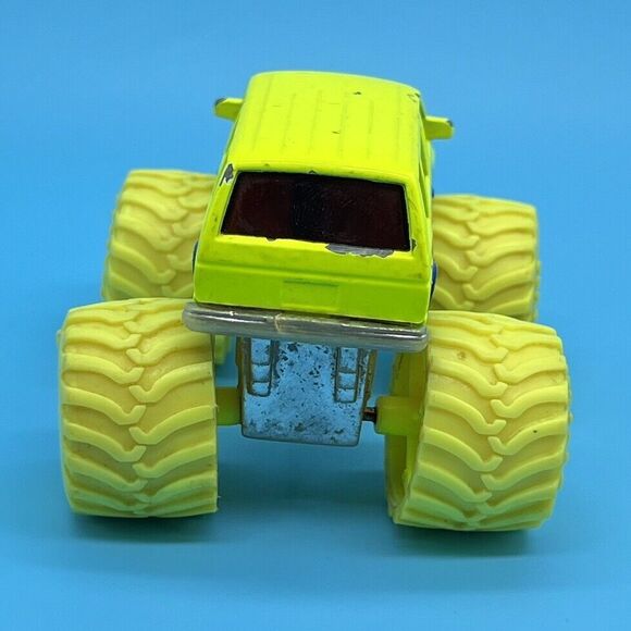 VTG Road Champs 1987 Diecast Lot of 2 Monster Trucks Dodge Caravan Chevy 4x4 - Picture 14 of 16